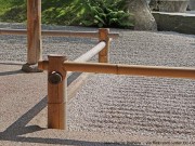 Ein Japanischer Garten im klassischen Stil mit Kies und Bambus.