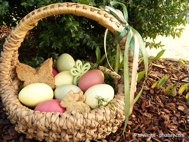 Kleine Ostergeschenke lassen sich im Garten wunderbar in kleinen Körben oder selbst gebastelten Osternestern präsentieren