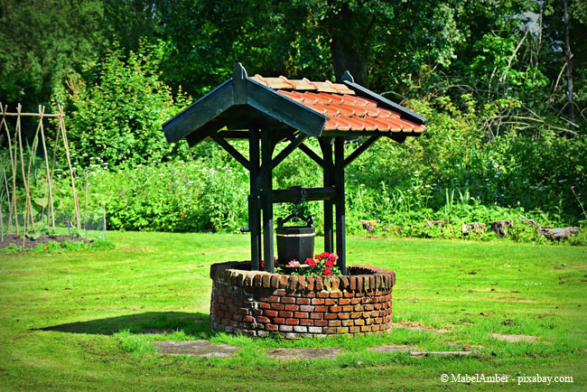 Ein Brunnen im Garten kann nicht nur praktisch sein, sondern auch dekorativ.